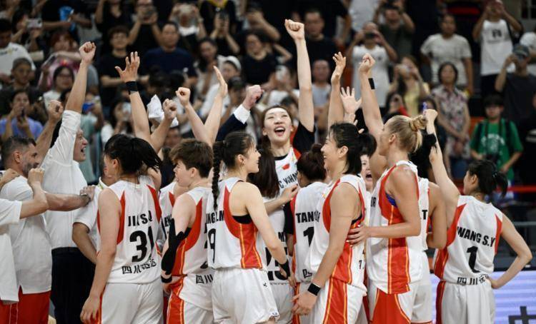  圣安东尼奥马刺训练开放日，国际比赛日绝杀压哨引欢呼，德国杯在即，纪律约束更严格